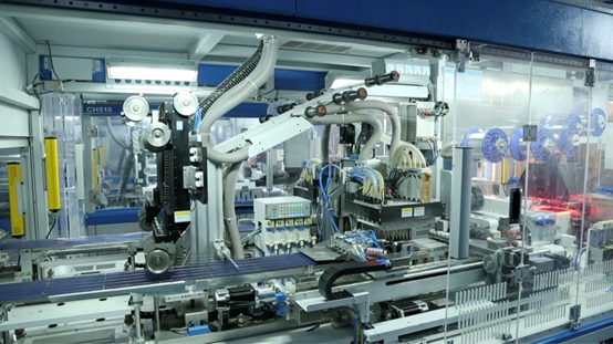 新時(shí)達(dá)機(jī)器人自動(dòng)化光伏組件生產(chǎn)線解決方案 高效、智能、創(chuàng)新的生產(chǎn)模式